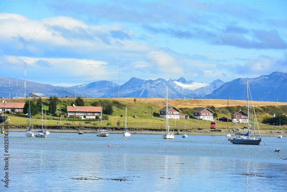 ウシュアイアの海とパタゴニアの山々