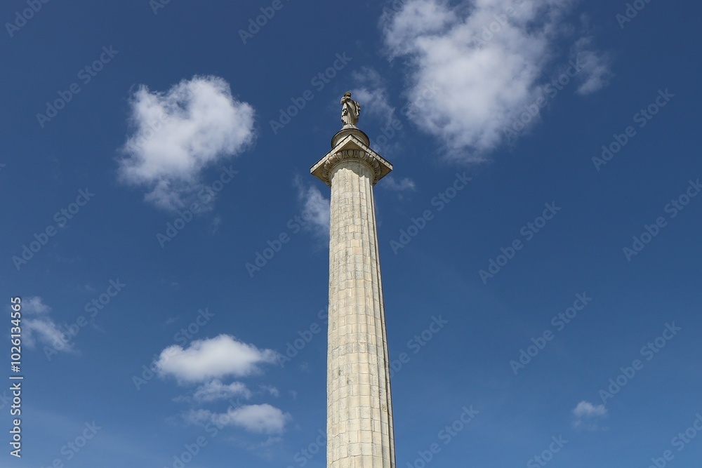 La colonne Louis XVI, colonne surmontée d'une statue du roi Louis XVI, érigée au 18ème siècle, ville de Nantes, département de la Loire Atlantique, France La colonne Louis XVI, colonne surmontée d'une statue du roi Louis XVI, érigée au 18ème siècle, ville de Nantes, département de la Loire Atlantique, France