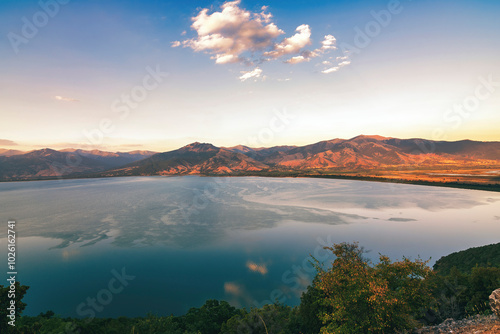Foto Lake Prespa Scenic View at Tripoint Border at sunset