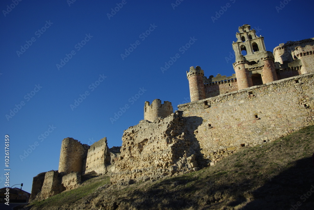 Obraz premium Ruinas con muralla del Castillo de Turégano. Segovia. España