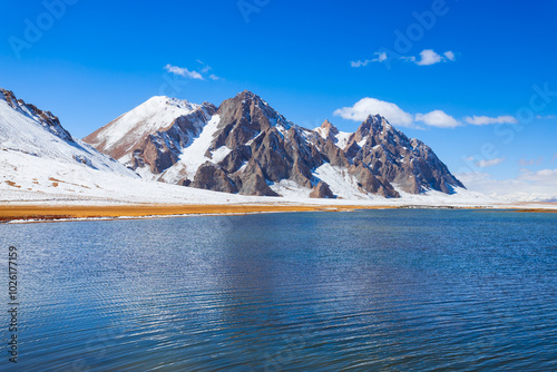 Obraz na płótnie Rangkul lake and Pamir mountains near Murghab town, Tajikistan w salonie