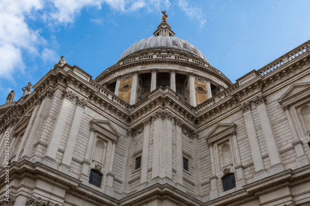 Obraz premium London, England: St Paul's Cathedral is an Anglican cathedral in London and is the seat of the Bishop of London 