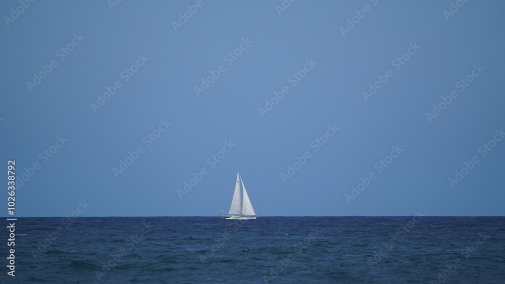 Obraz premium Sailboat on the horizon