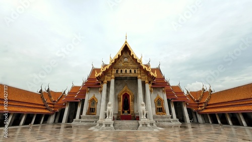 Obraz na płótnie Wat Benchamabophit Dusitwanaram or marble temple, it is one of Bangkok's best-known temples and a major tourist attraction. w salonie