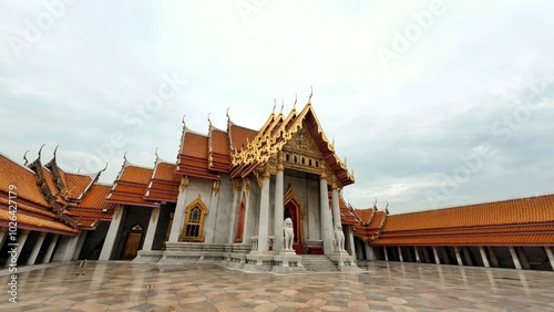 Obraz na płótnie Wat Benchamabophit Dusitwanaram or marble temple, it is one of Bangkok's best-known temples and a major tourist attraction. w salonie