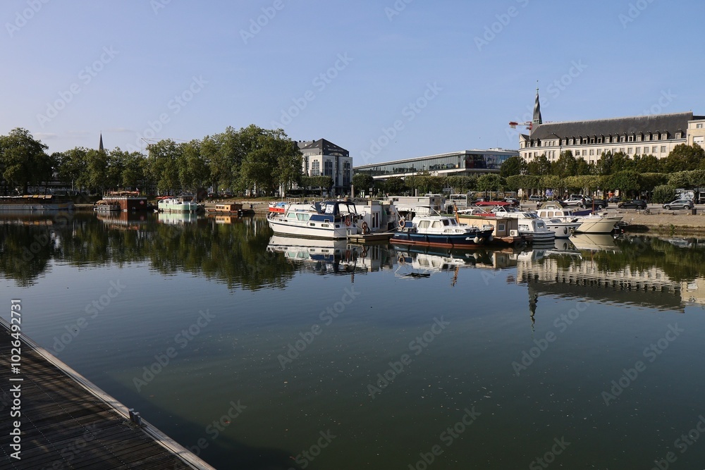 Fototapeta premium La rivière Erdre dans Nantes, ville de Nantes, département de la Loire Atlantique, France