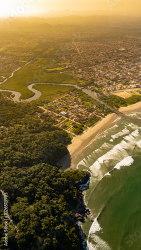 Visão Aérea da Praia de Peruíbe Perto da Costeira e do Morro Itatins