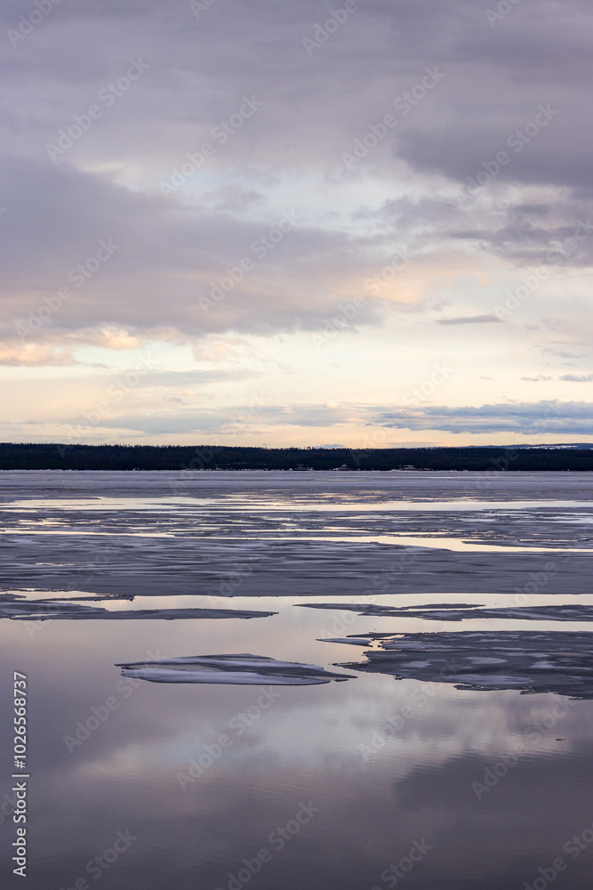 Obraz premium Tranquil Scene of Icy Lake in Yellowstone, Wyoming at Dusk