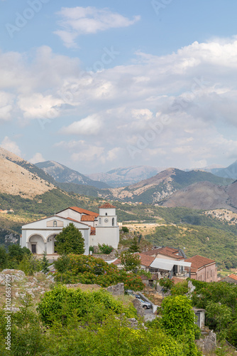 Vue sur la Basilique de San Biagio, depuis le Christ Rédempteur de Maratea, Italie photo