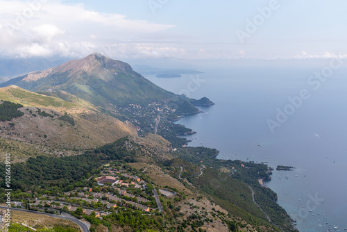 Panorama sur le golfe de Policastro et les montagnes, depuis le Christ Rédempteur de Maratea, Italie