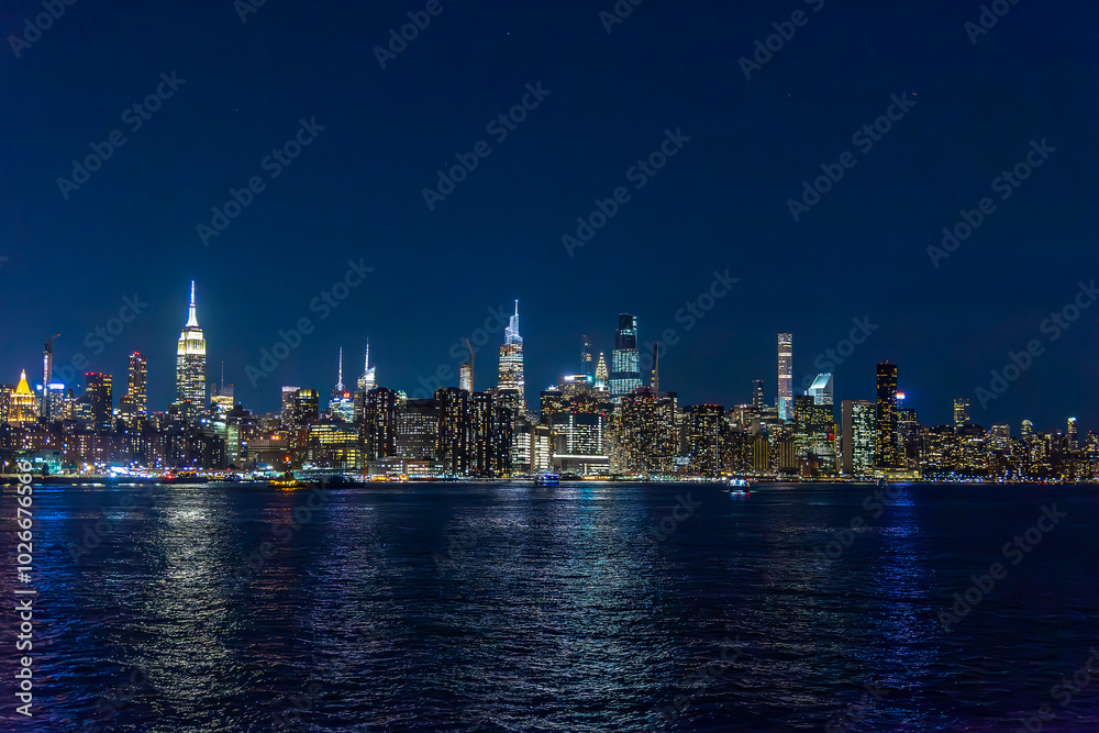 Obraz premium New York City skyline at night seen from East River. New York, USA