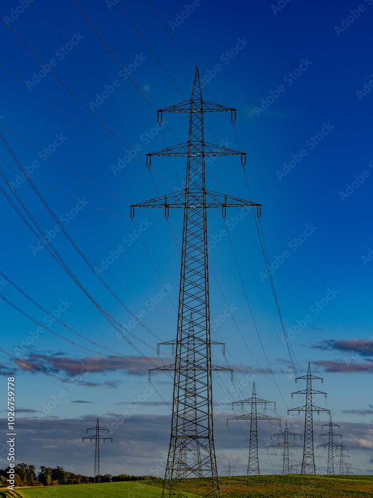 Hochspannungsmasten einer Überlandleitung Hochspannungsmasten einer Überlandleitung