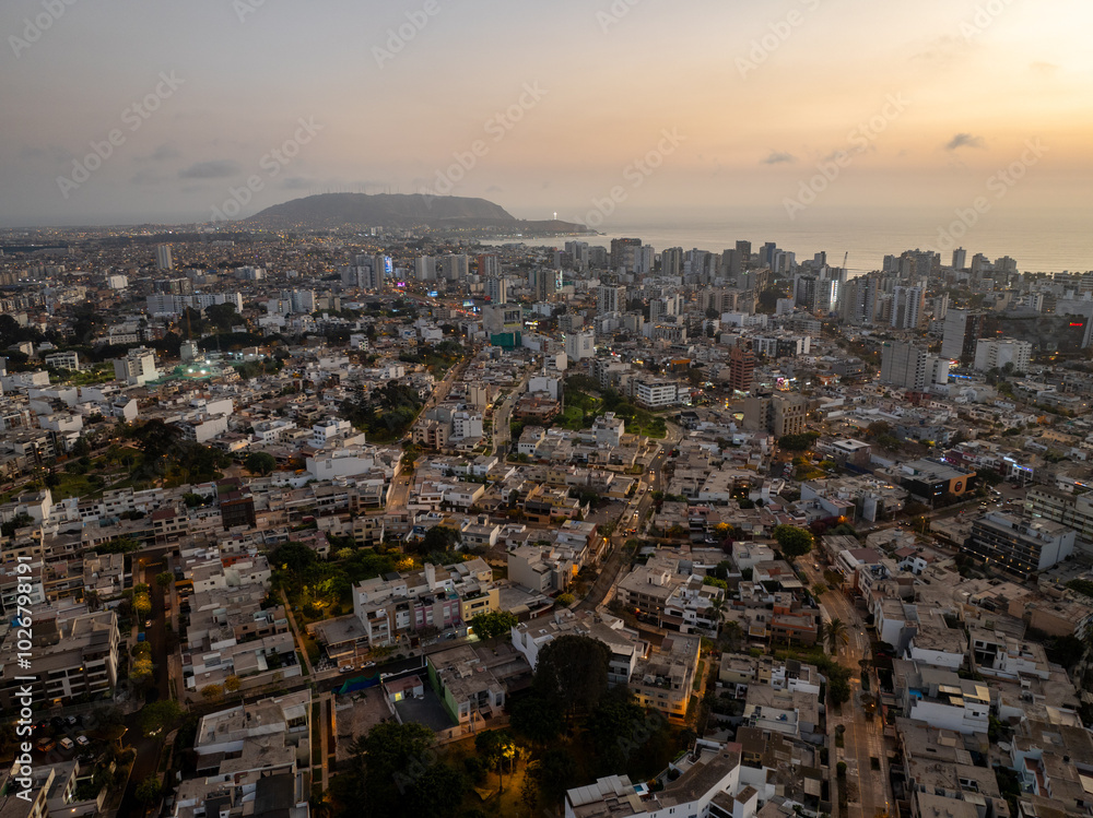 Fototapeta premium Bello atardecer en la ciudad de Lima