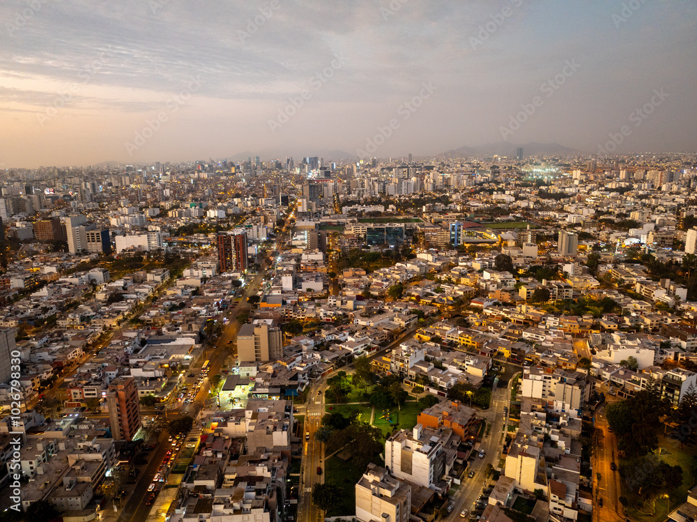 Fototapeta premium Panorama de ciudad de Lima al atardecer 