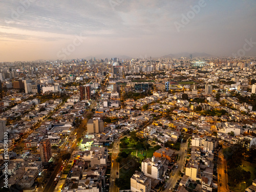 Panorama de ciudad de Lima al atardecer 