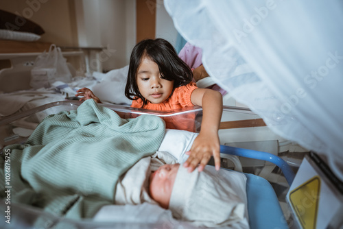 Fotografía A deeply touching and heartfelt moment unfolds between siblings in a hospital se