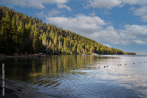 PAISAJE CON ÁREAS VERDES Y EL CIELO REFLEJADO EN EL AGUA
