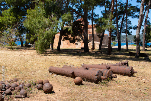 Obraz na płótnie Old cannons and cannonballs inside Castle of Pylos (Niokastron) w salonie