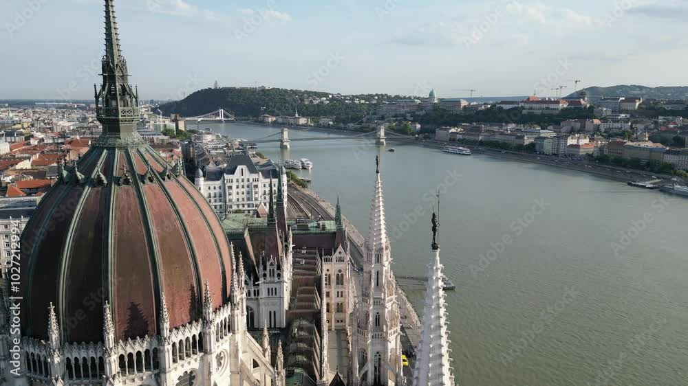 Vue aérienne panoramique de la ville capitale Budapest avec parlement hongrois Országház gothique en bord de rivière Danube, Hongrie, Europe
