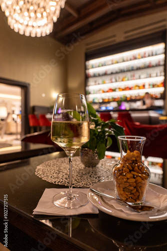 Wein und Snacks in einer Bar