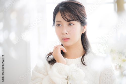 Free Download 白いニットのアンニュイな表情のかわいい女性 - GFXLoad