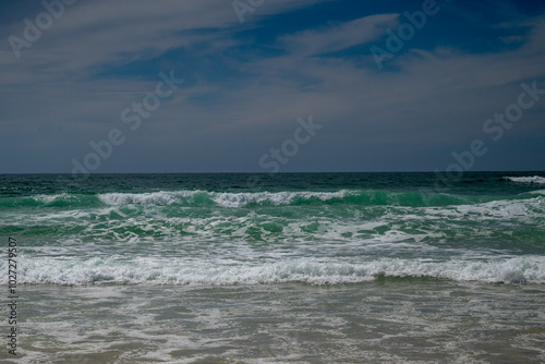 des vagues se succèdent un jour de tempête