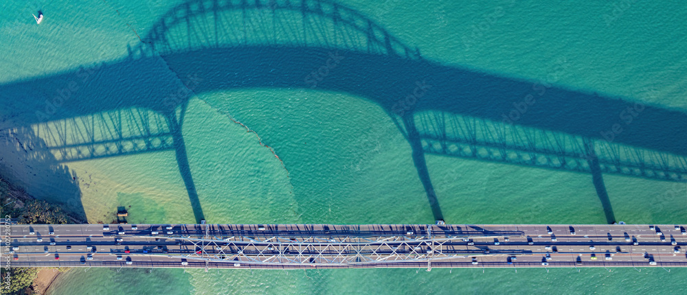 Obraz premium Top down shot of traffic on Auckland harbour bridge, New Zealand