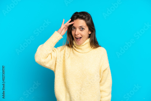 Young caucasian woman isolated on blue background has realized something and intending the solution