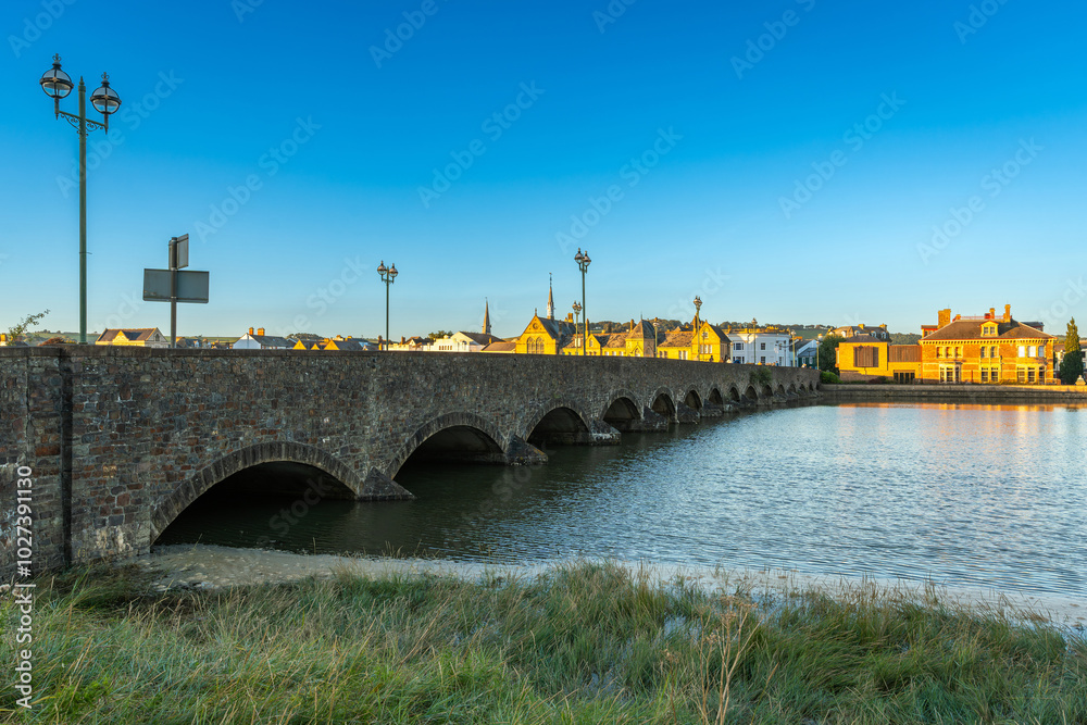 Fototapeta premium Barnstaple by sunset, view of the historical long bridge and river Taw