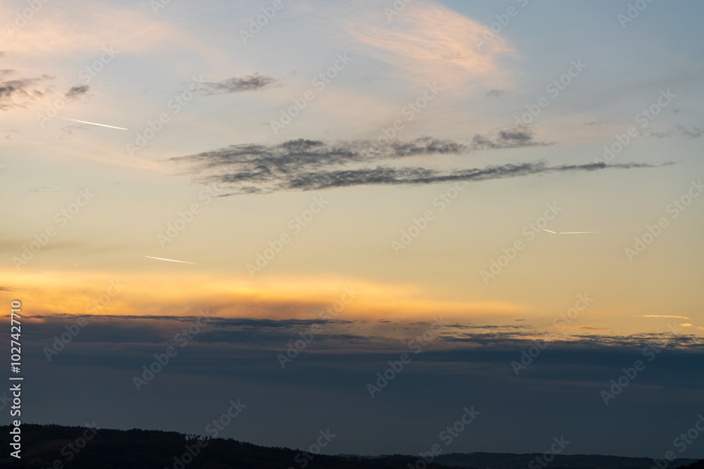 Fototapeta premium Sonnenuntergang mit Flugzeug