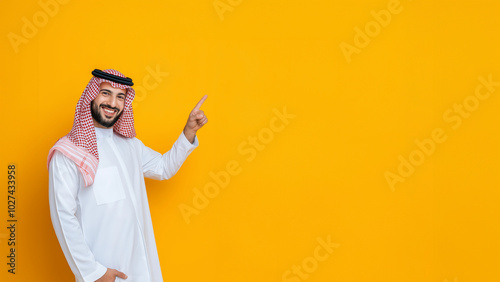 Freundlicher Araber gestikuliert, Gelber Hintergrund, Werbeplakat mit Textfreiraum, Diverse Geschäftsleute, Marketing Konzept, Lächelnder Mann in traditioneller Kleidung photo