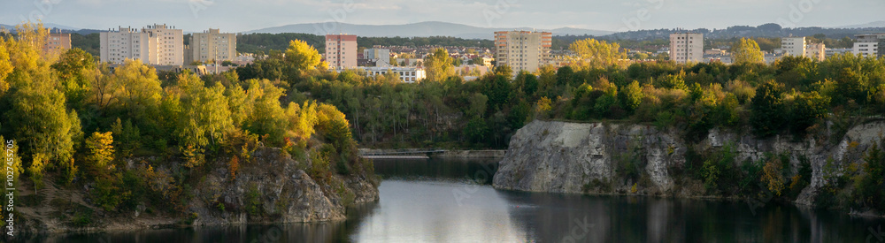 Polska, Kraków, okolice byłego kamieniołomu na Zakrzówku. Piękna jesienna aura w promieniach słońca. 