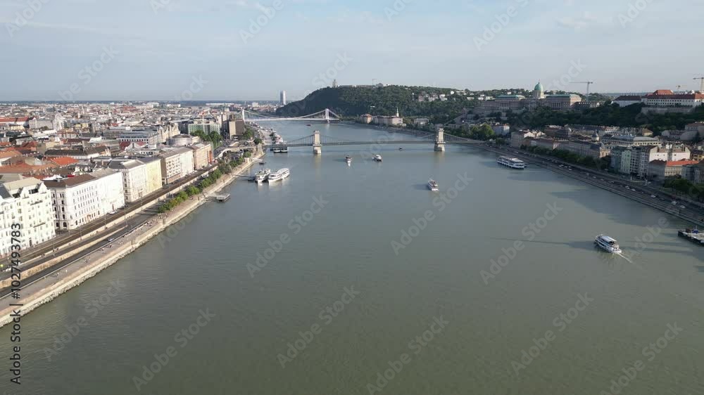 Vue aérienne panoramique de la ville capitale Budapest avec parlement hongrois Országház gothique en bord de rivière Danube, Hongrie, Europe
Vue aérienne panoramique de la ville capitale Budapest avec parlement hongrois Országház gothique en bord de rivière Danube, Hongrie, Europe