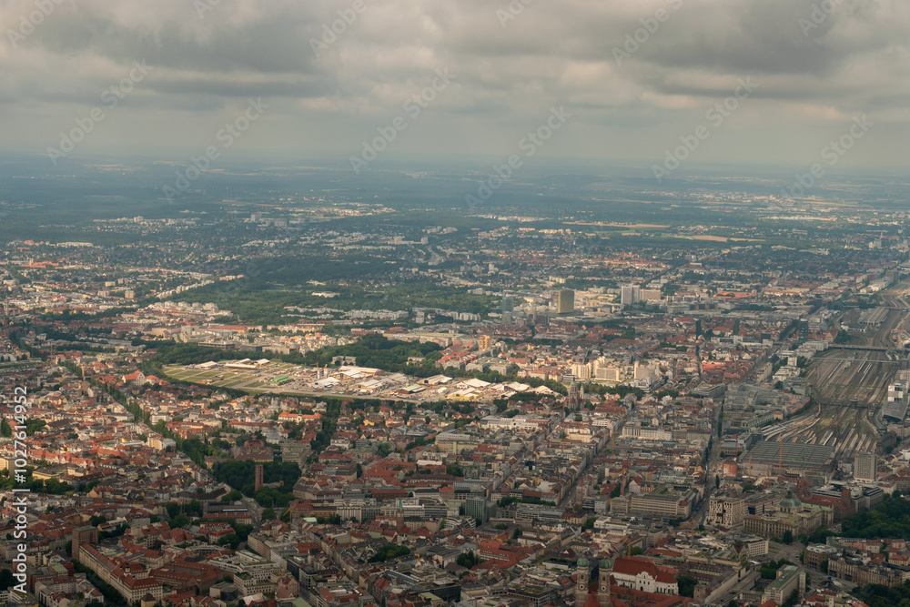 Obraz premium Munich city center in Germany seen from a small plane