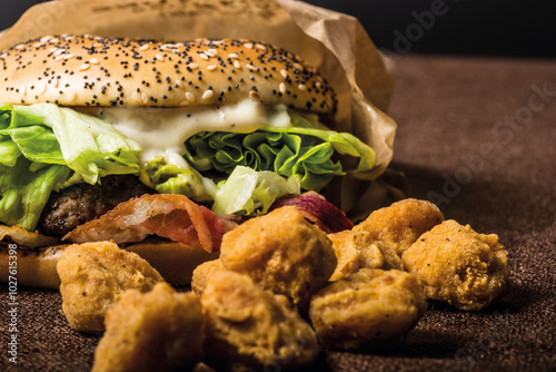 HAMBURGUESA CON SEMILLA Y SALSA, CON BOLITAS DE POLLO