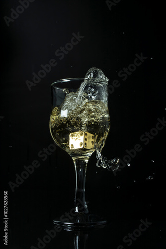 copa de champan con dado dorado en su interior