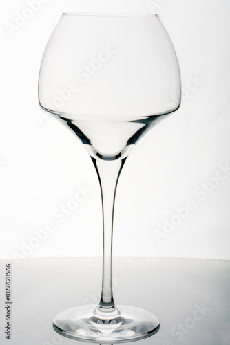 copa de vino con fondo blanco iluminado