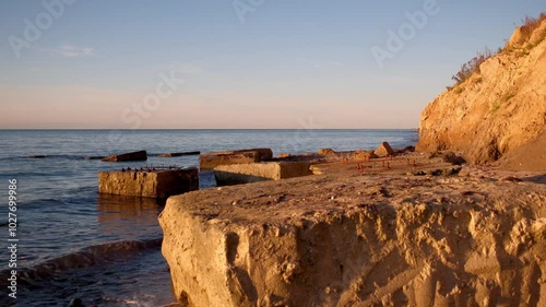 Reste ehemaliger Bunker  aus dem 2. Weltkrieg am Ufer der Ostsee bei Ahrenshoop
