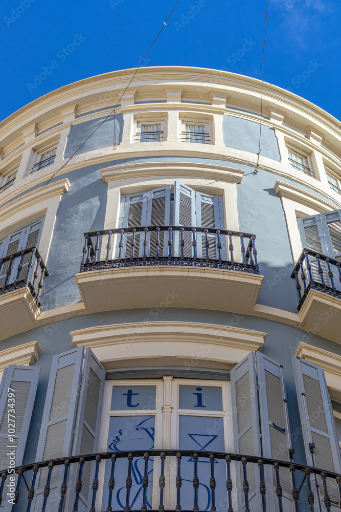 Obraz premium fachada curva sobre cielo azul