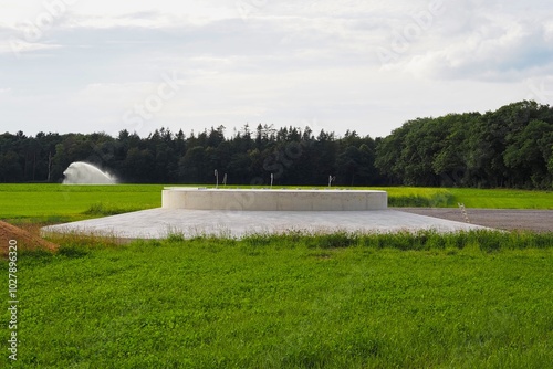 Das Fundament für ein Windrad zur Stromerzeugung wird gebaut photo