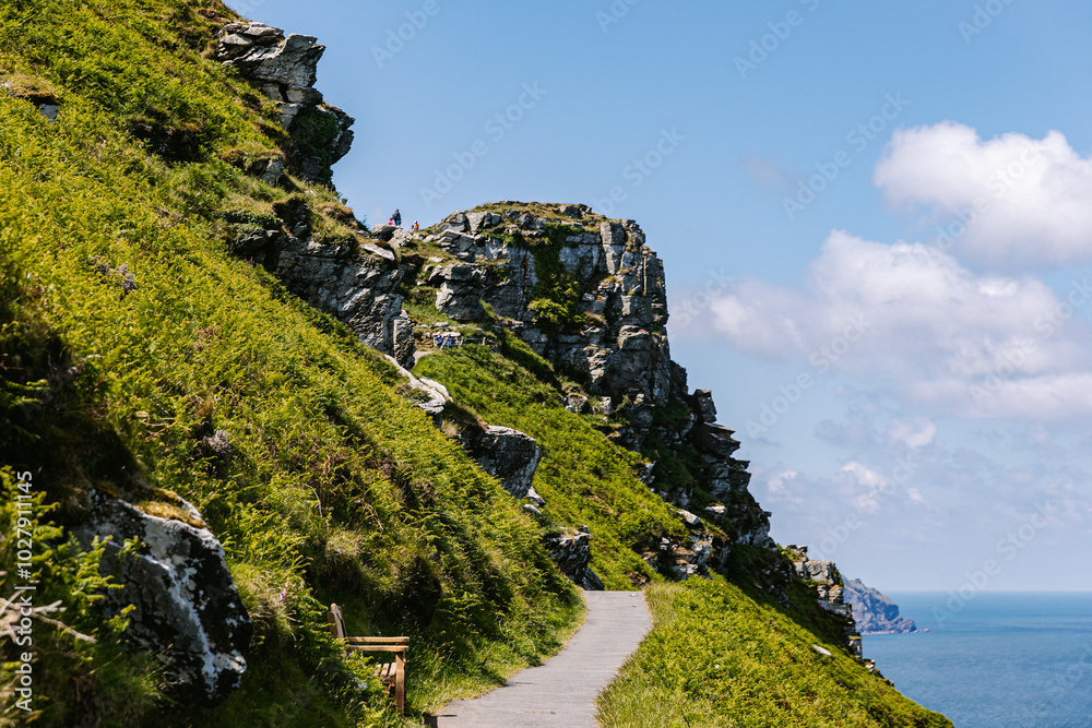Fototapeta premium Wanderweg durch das Valley of Rocks im Exmoor Nationalpark in Devon, England