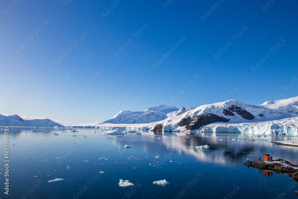Fototapeta premium Brown base in Antarctica