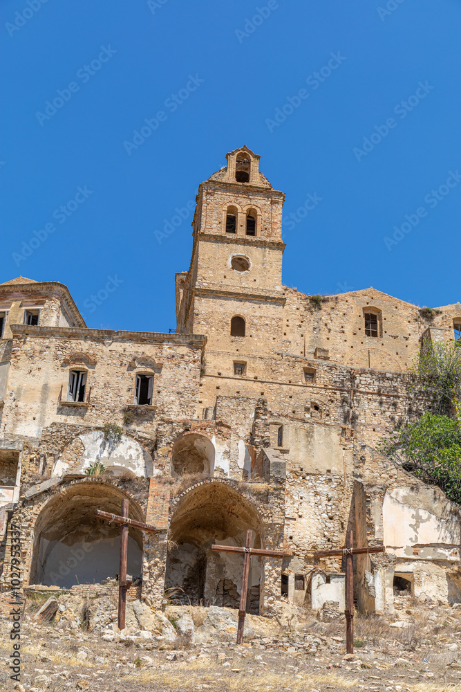 Maisons abandonnées sous l'église Madre San Nicola, de la ville fantôme de Craco, Italie Maisons abandonnées sous l'église Madre San Nicola, de la ville fantôme de Craco, Italie