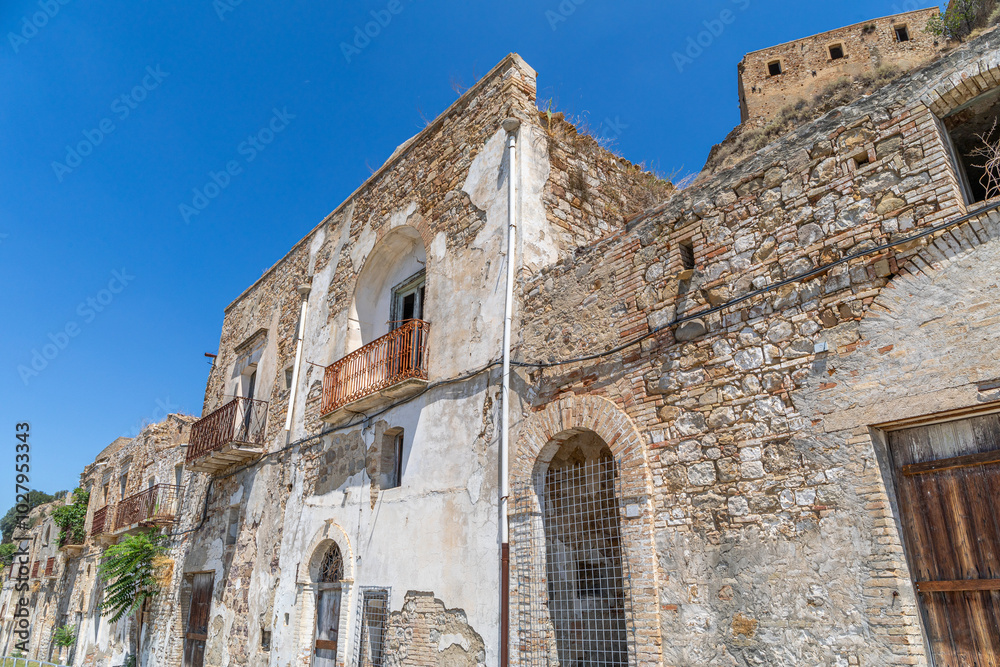 Fototapeta premium Maisons abandonnées de la ville fantôme de Craco, Italie