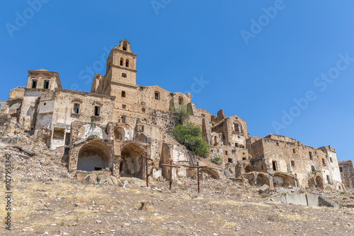 Maisons abandonnées sous l'église Madre San Nicola, de la ville fantôme de Craco, Italie photo