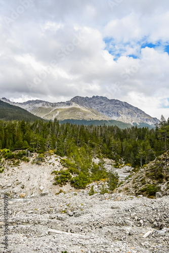 Zernez, Ofenpass, Bach, Ova dal Fuorn, Wanderweg, Uferweg, Passstrasse, Engadin, Nationalpark, Alpen, Herbst, Herbstfarben, Graubünden, Schweiz photo