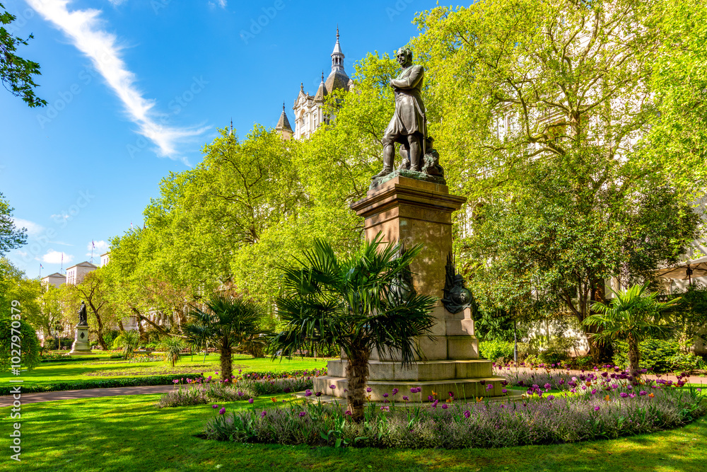 Fototapeta premium Victoria embankment gardens in spring, London, UK