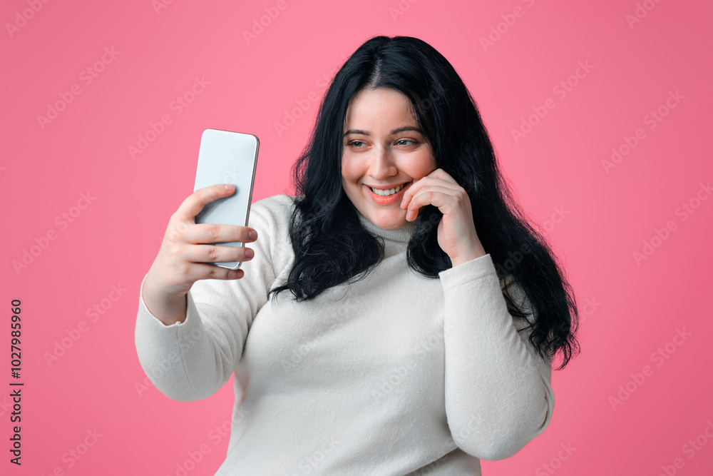 Naklejka premium Selfie Time. Pretty Plump Girl Taking Self-Portrait On Smartphone, Isolated On Pink Background, Empty Space