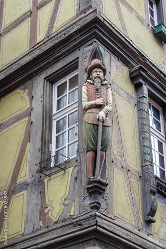 Holzfigur an einem historischem Fachwerkhaus, Colmar