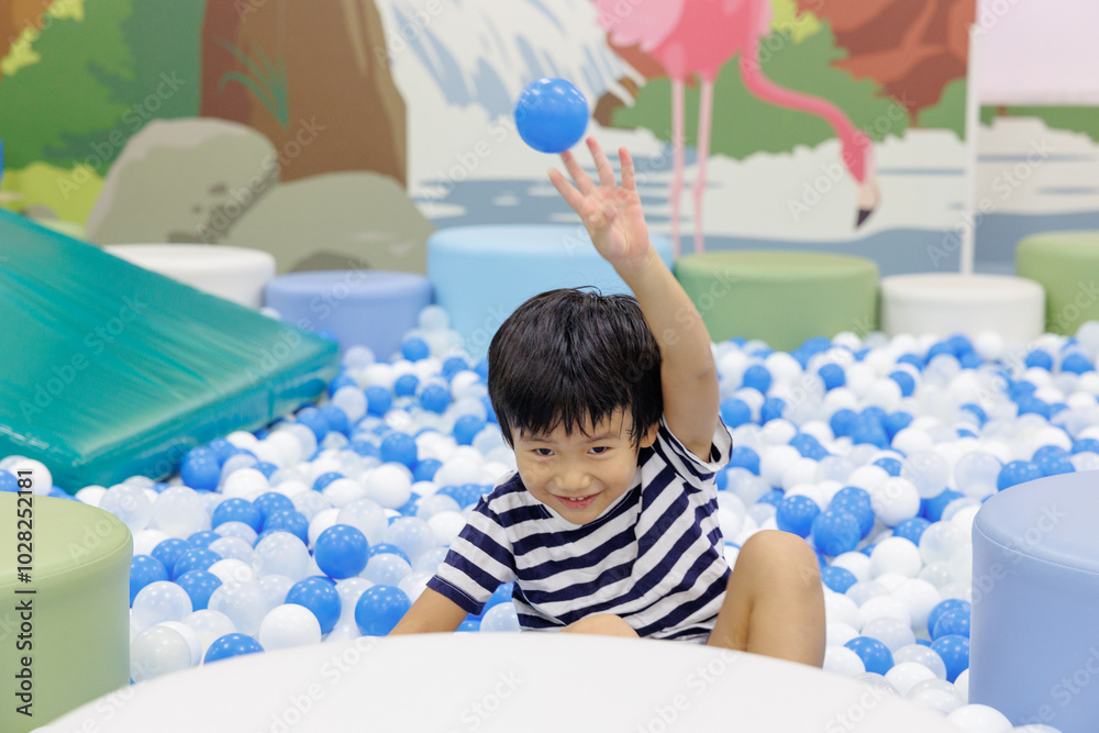 Obraz premium ボールプールで遊ぶ子供